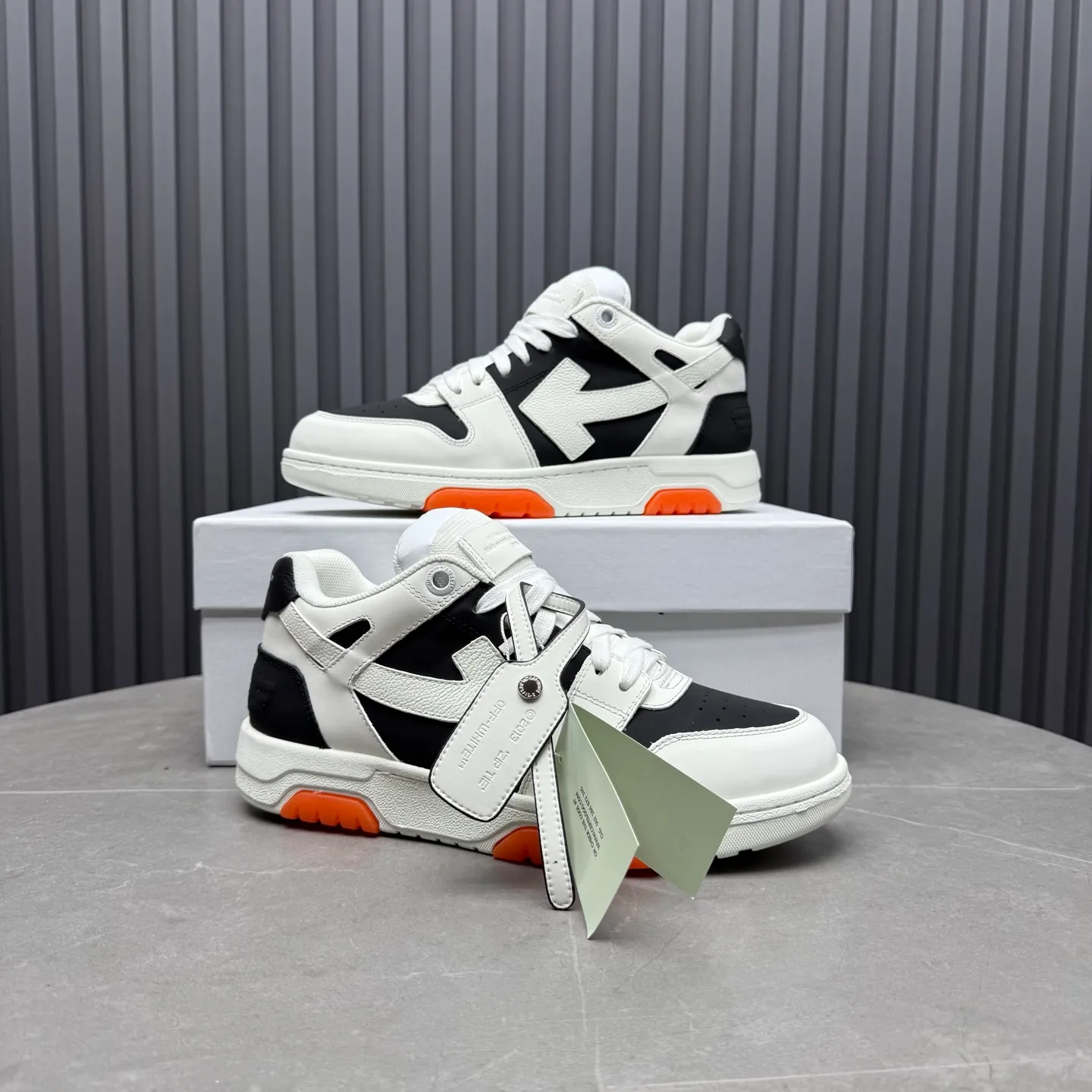 【off- white】P: 620💰Couple model👫, Size: 35-44 (Customized for men 38.45.46) High-quality version👊 "Out of office" series original molding, original lasting, production process 1:1 Original ➰OFF GRAY WHITE OW ➰ First-layer cowhide Imported skin-friendly and environmentally friendly polyester mesh Original molding high elastic and environmentally friendly molding pad Made with the original lasting process. The original molded rubber outsole (never yellows and deforms) has a super correct shape, bright color and strong three-dimensional effect👍. Packaging💯Full set of packaging synchronized with the official website (branded paper, certificate of quality, branded cloth bag)
